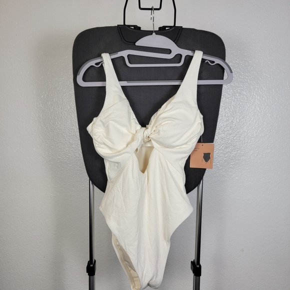 Shade & Shore Cream Twist Cut Out Cheeky One Piece Swimsuit Size S (4-6) - Picture 1 of 6